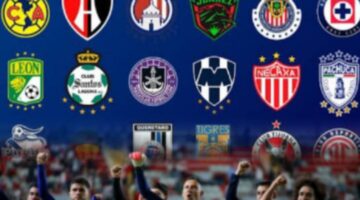 Guillermo Martínez merayakan gol kemenangan Pumas saat menghadapi Necaxa di Stadion Victoria.