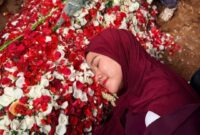 Yura Yunita hadir di pemakaman Vidi Aldiano, mengenang impian mereka naik haji bersama.