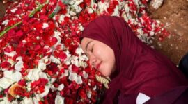 Yura Yunita hadir di pemakaman Vidi Aldiano, mengenang impian mereka naik haji bersama.