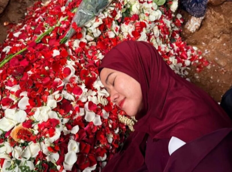 Yura Yunita hadir di pemakaman Vidi Aldiano, mengenang impian mereka naik haji bersama.