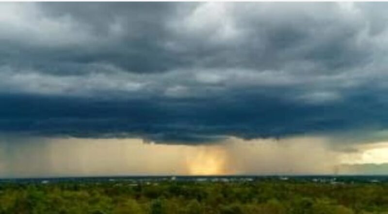 BMKG memperingatkan enam provinsi di Indonesia berpotensi mengalami hujan sangat lebat pada 8 Maret 2026.