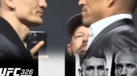 Poster pertarungan utama UFC 326 yang mempertemukan Max Holloway melawan Charles Oliveira.