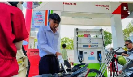 Pengisian BBM jenis Pertamax di SPBU Pertamina