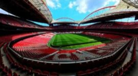 Bek Benfica Nicolas Otamendi memimpin lini pertahanan saat menghadapi FC Porto dalam laga klasik Liga Portugal di Estadio da Luz.