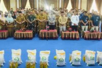 Wakil Wali Kota Sungai Penuh Azhar Hamzah saat melaunching program penyaluran bantuan pangan periode Februari–Maret 2026 di Aula Kantor Wali Kota Sungai Penuh. 