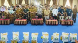 Wakil Wali Kota Sungai Penuh Azhar Hamzah saat melaunching program penyaluran bantuan pangan periode Februari–Maret 2026 di Aula Kantor Wali Kota Sungai Penuh. 
