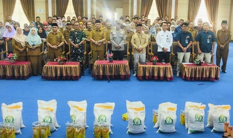 Wakil Wali Kota Sungai Penuh Azhar Hamzah saat melaunching program penyaluran bantuan pangan periode Februari–Maret 2026 di Aula Kantor Wali Kota Sungai Penuh. 