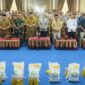 Wakil Wali Kota Sungai Penuh Azhar Hamzah saat melaunching program penyaluran bantuan pangan periode Februari–Maret 2026 di Aula Kantor Wali Kota Sungai Penuh. 