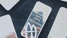 Harga perak batangan Antam turun Rp2.000 dan kini dibanderol Rp51.100 per gram pada perdagangan terbaru.