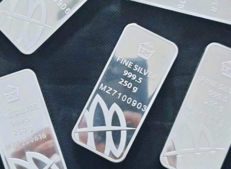 Harga perak batangan Antam turun Rp2.000 dan kini dibanderol Rp51.100 per gram pada perdagangan terbaru.