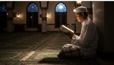 Umat Muslim memperbanyak ibadah pada malam Lailatul Qadar yang diyakini lebih baik dari seribu bulan.
