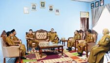 Wako Sungai Penuh Alfin saat melakukan sidak di Dinas Kesehatan untuk memastikan pelayanan kesehatan tetap optimal selama Ramadan.