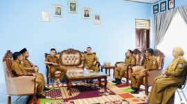 Wako Sungai Penuh Alfin saat melakukan sidak di Dinas Kesehatan untuk memastikan pelayanan kesehatan tetap optimal selama Ramadan.