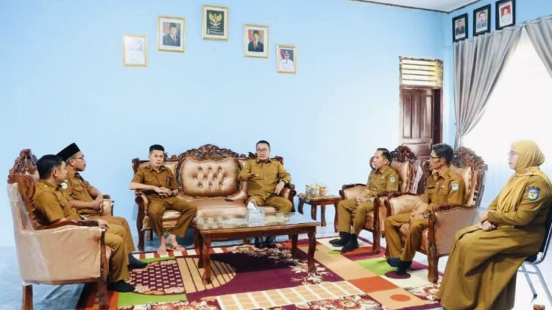 Wako Sungai Penuh Alfin saat melakukan sidak di Dinas Kesehatan untuk memastikan pelayanan kesehatan tetap optimal selama Ramadan.