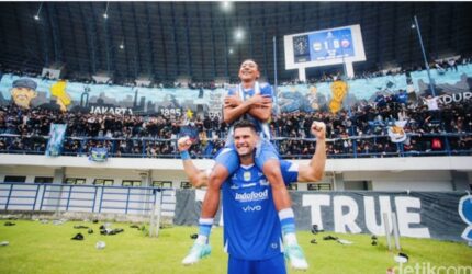 Persib Bandung merayakan kemenangan di Stadion GBLA.