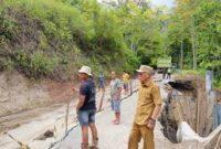 Wawako Sungai Penuh Azhar Hamzah meninjau perbaikan jalan longsor di KM 4 Puncak.