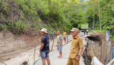 Wawako Sungai Penuh Azhar Hamzah meninjau perbaikan jalan longsor di KM 4 Puncak.