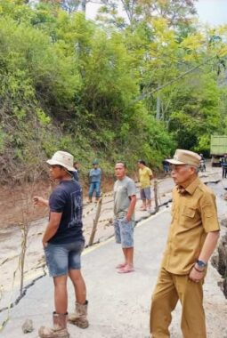 Jalan Longsor di KM 4 Puncak Sungai Penuh, Wawako Azhar Hamzah Turun Langsung Pantau Perbaikan