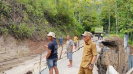 Wawako Sungai Penuh Azhar Hamzah meninjau perbaikan jalan longsor di KM 4 Puncak.