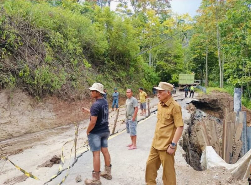 Wawako Sungai Penuh Azhar Hamzah meninjau perbaikan jalan longsor di KM 4 Puncak.
