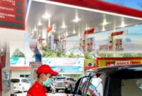Petugas melayani pengisian bahan bakar Dexlite di SPBU Pertamina.