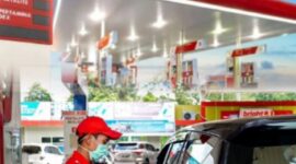 Petugas melayani pengisian bahan bakar Dexlite di SPBU Pertamina.