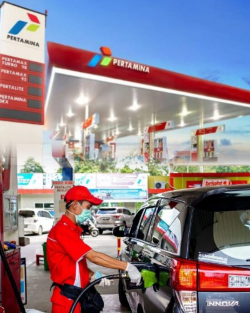 Petugas melayani pengisian bahan bakar Dexlite di SPBU Pertamina.