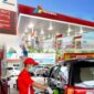 Petugas melayani pengisian bahan bakar Dexlite di SPBU Pertamina.