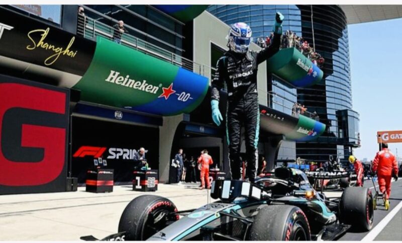 George Russell merayakan kemenangan pada sprint race F1 GP China 2026 di Shanghai International Circuit.