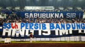 Suporter Bobotoh merayakan ulang tahun ke-93 Persib Bandung dengan penuh semangat.
