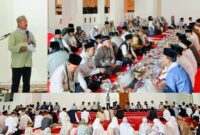 Bupati Kerinci Monadi saat menghadiri penutupan Safari Ramadhan dan peringatan Nuzulul Qur’an di Islamic Center Kerinci.