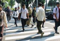 Sejumlah Aparatur Sipil Negara (ASN) berjalan menuju kantor di kawasan perkantoran pemerintah.