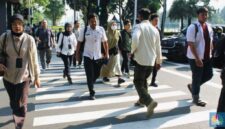 Sejumlah Aparatur Sipil Negara (ASN) berjalan menuju kantor di kawasan perkantoran pemerintah.