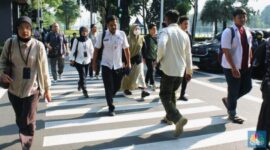 Sejumlah Aparatur Sipil Negara (ASN) berjalan menuju kantor di kawasan perkantoran pemerintah.