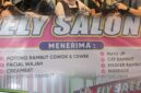 Suasana aktivitas pelanggan melakukan perawatan rambut di Salon Ely Sungai Penuh menjelang Hari Raya Idulfitri 1447 H.