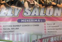 Suasana aktivitas pelanggan melakukan perawatan rambut di Salon Ely Sungai Penuh menjelang Hari Raya Idulfitri 1447 H.
