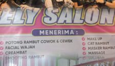 Suasana aktivitas pelanggan melakukan perawatan rambut di Salon Ely Sungai Penuh menjelang Hari Raya Idulfitri 1447 H.