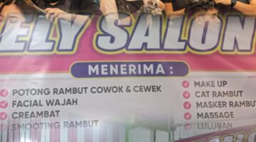 Suasana aktivitas pelanggan melakukan perawatan rambut di Salon Ely Sungai Penuh menjelang Hari Raya Idulfitri 1447 H.