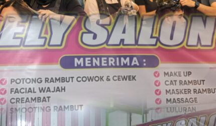 aktivitas pelanggan melakukan perawatan rambut di salon ely jalan usman khalid pasar sungai penuh kota sungai penuh menjelang idulfitri 1447 h.
