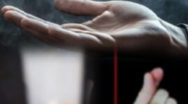 Ilustrasi pesulap menampilkan trik sulap koin di depan penonton dengan teknik tangan cepat.