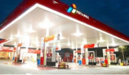 Pengisian BBM di SPBU Pertamina terkait isu kenaikan harga BBM April 2026.