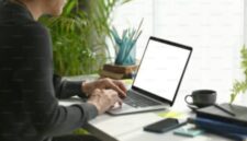 Ilustrasi wajib pajak mengakses DJP Online saat batas akhir pelaporan SPT Tahunan.