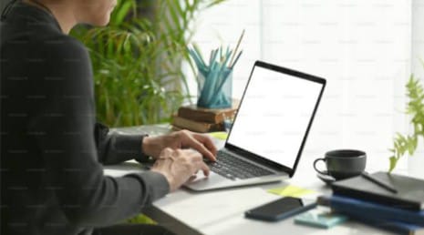 Ilustrasi wajib pajak mengakses DJP Online saat batas akhir pelaporan SPT Tahunan.