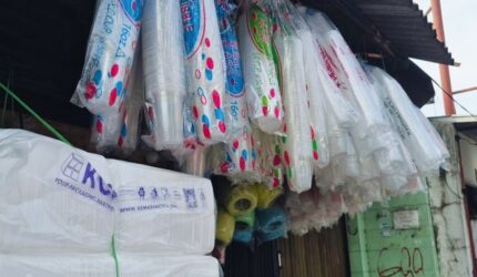 Aktivitas UMKM menggunakan kemasan plastik di tengah kenaikan harga bahan baku