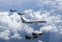 Jet tempur F-16 Fighting Falcon milik TNI AU mengawal pesawat Presiden Prabowo Subianto saat peringatan HUT TNI Angkatan Udara