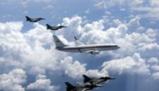 Jet tempur F-16 Fighting Falcon milik TNI AU mengawal pesawat Presiden Prabowo Subianto saat peringatan HUT TNI Angkatan Udara