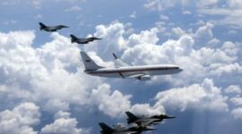 Jet tempur F-16 Fighting Falcon milik TNI AU mengawal pesawat Presiden Prabowo Subianto saat peringatan HUT TNI Angkatan Udara