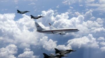 Jet tempur F-16 Fighting Falcon milik TNI AU mengawal pesawat Presiden Prabowo Subianto saat peringatan HUT TNI Angkatan Udara