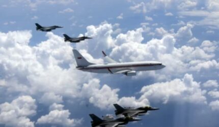 Pesawat tempur F-16 Fighting Falcon terbang mengawal pesawat Presiden RI di udara