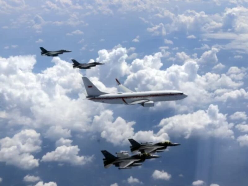 Jet tempur F-16 Fighting Falcon milik TNI AU mengawal pesawat Presiden Prabowo Subianto saat peringatan HUT TNI Angkatan Udara